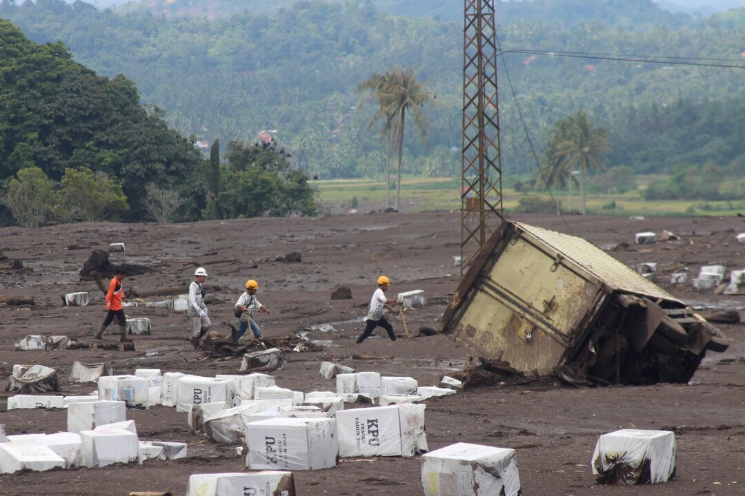 Vulkanische Schlammströme auf Sumatra: Zahl der Toten steigt - Rettungskräfte suchen nach Opfern nach einer Sturzflut in Tanah Datar.