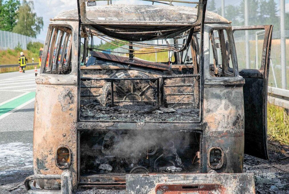 VW-Bulli geht in Flammen auf: Vollsperrung der B178 - VW-Bulli geht in Flammen auf. Foto: xcitepress/Thomas Baier