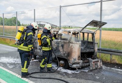 VW-Bulli geht in Flammen auf: Vollsperrung der B178 - VW-Bulli geht in Flammen auf. Foto: xcitepress/Thomas Baier