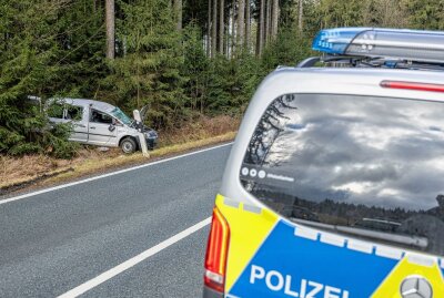 VW Caddy überschlägt sich auf  S301: Drei Kinder an Bord - Am Dienstagmittag kam es zu einem Unfall auf der S301 in Richtung Falkenstein. Foto:  David Rötzschke