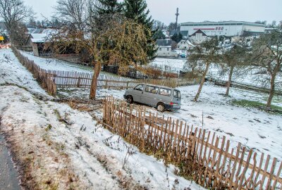VW durchbricht Gartenzaun: Fahrer in Klinik - In Niederdorf kam es zu einem Verkehrsunfall auf der Chemnitzer Straße. Foto: André März