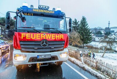 VW durchbricht Gartenzaun: Fahrer in Klinik - In Niederdorf kam es zu einem Verkehrsunfall auf der Chemnitzer Straße. Foto: André März