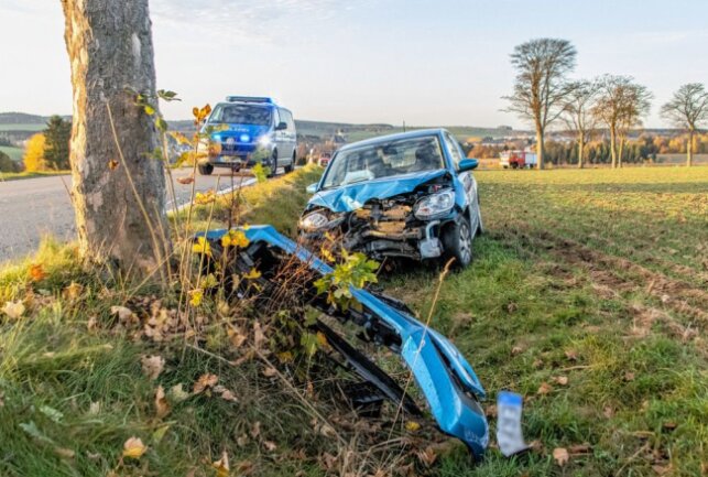 VW-Fahrerin kollidiert vor Lauterbach mit Baum: Totalschaden am Wagen - Eine VW-Fahrerin kollidiert mit einem Baum auf der S225 zwischen Lauterbach und der B174. Foto: André März