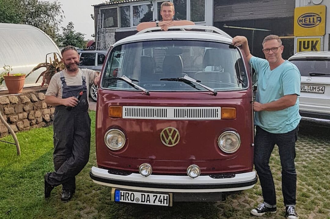 VW-Fans unter sich: 31. Käfertreffen am Stausee Oberwald steht an - Dietmar Märtens (li.), Chris Krüger (Mi.) und Daniel Aßmann freuen sich auf das 31. Käfertreffen. Foto: privat