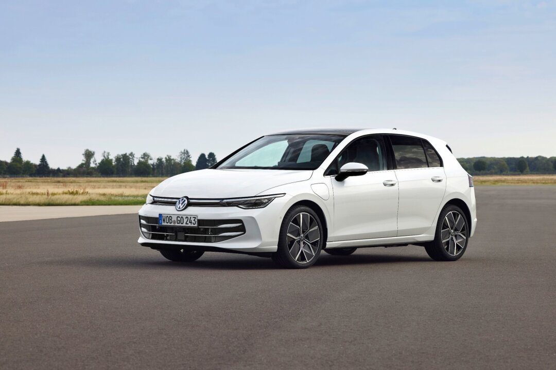 VW Golf bekommt zum 50. Geburtstag ein Facelift - Kompaktes Kultmodell: 50 Jahre alt wird die Golf-Baureihe 2024. Passend dazu spendiert VW dem aktuellen Modell ein Facelift.
