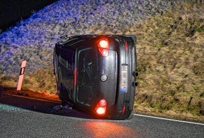 VW Golf überschlägt sich auf Bundesstraße in Sachsen: Fahrer verletzt -  Zu einem schweren Verkehrsunfall kam es am Mittwochabend bei Löbau. Foto: LausitzNews.de/ Philipp Grohmann