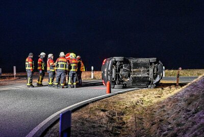 VW Golf überschlägt sich auf Bundesstraße in Sachsen: Fahrer verletzt -  Zu einem schweren Verkehrsunfall kam es am Mittwochabend bei Löbau. Foto: LausitzNews.de/ Philipp Grohmann