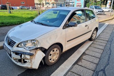 VW kracht in Mercedes: Eine Person schwer verletzt - Am Freitagvormittag kam es zu einen Verkehrsunfall von zwei Fahrzeugen, wobei eine Person schwer verletzt wurde. Foto: Härry Härtel
