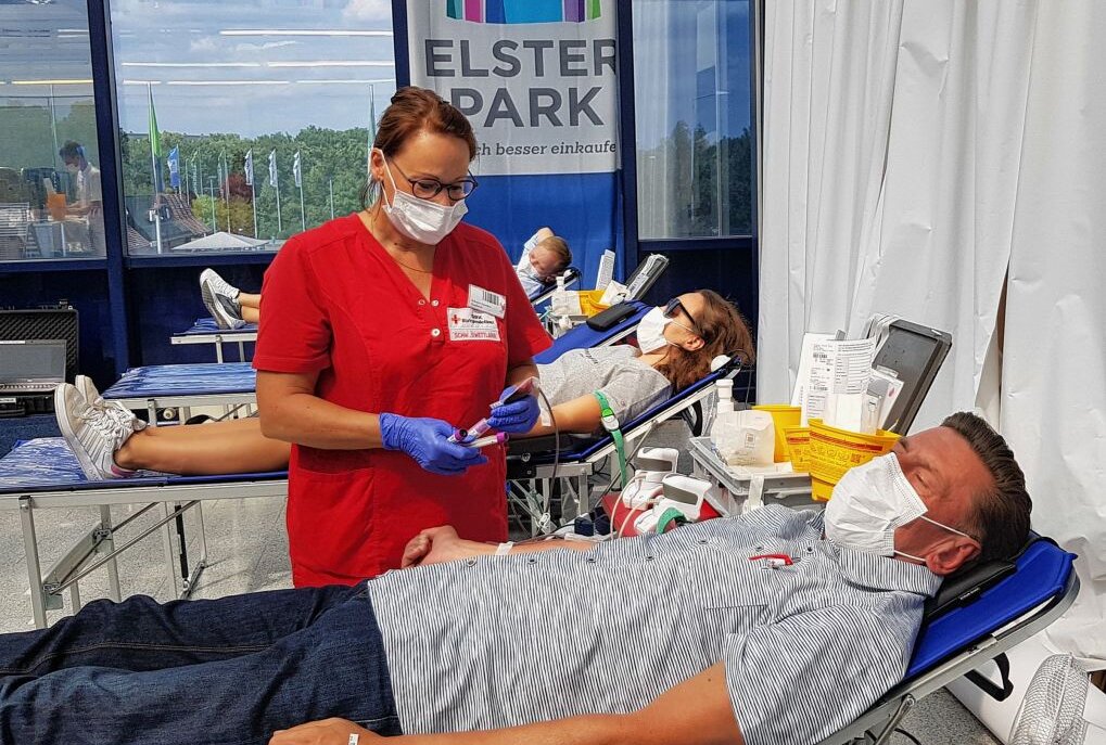 Centermanager Holger Kappei ging mit gutem Beispiel voran und spendete Blut. Insgesamt waren 63 Spendewillige ins Einkaufszentrum gekommen. Foto: Karsten Repert
