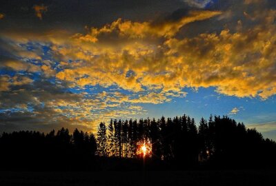 Während starker Wetterwechsel: Abendsonne färbt den Himmel ein - Die Abendsonne färbte den Himmel ein. Foto: Maik Bohn