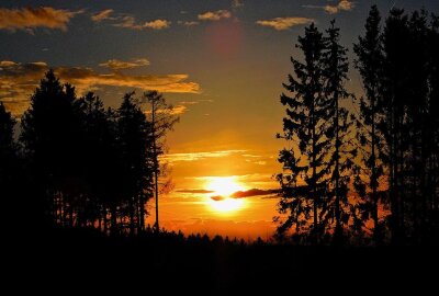 Während starker Wetterwechsel: Abendsonne färbt den Himmel ein - In den vergangenen Tagen wurde der Himmel am Abend immer wieder im Licht der untergehenden Sonne eingefärbt.Foto: Maik Bohn