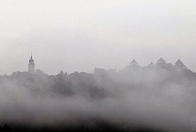 Während starker Wetterwechsel: Abendsonne färbt den Himmel ein - Und nur Tage später verschwand Schloss Augustusburg im Nebel.Foto: Maik Bohn
