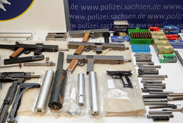 "Waffenschmiede" in Zwickau ausgehoben.Der Tisch der Polizeidirektion in Zwickau mit den Waffen die bei einem 75 Jahre alten Zwickauer beschlagnahmt wurden. Foto:Andreas Kretschel