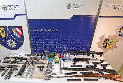 "Waffenschmiede" in Zwickau ausgehoben - "Waffenschmiede" in Zwickau ausgehoben.Der Tisch der Polizeidirektion in Zwickau mit den Waffen die bei einem 75 Jahre alten Zwickauer beschlagnahmt wurden. Foto:Andreas Kretschel