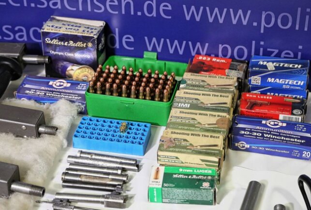 "Waffenschmiede" in Zwickau ausgehoben.Der Tisch der Polizeidirektion in Zwickau mit den Waffen die bei einem 75 Jahre alten Zwickauer beschlagnahmt wurden. Foto:Ein kleiner Teil der Munition der gefunden wurde. Foto:Andreas Kretschel