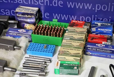 "Waffenschmiede" in Zwickau ausgehoben - "Waffenschmiede" in Zwickau ausgehoben.Der Tisch der Polizeidirektion in Zwickau mit den Waffen die bei einem 75 Jahre alten Zwickauer beschlagnahmt wurden. Foto:Ein kleiner Teil der Munition der gefunden wurde. Foto:Andreas Kretschel