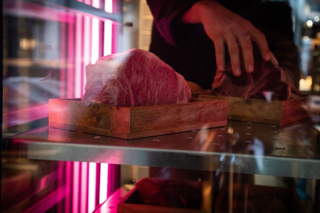 Wagyu - das Fleisch, das auf der Zunge schmilzt - Ein Zwei-Kilo-Stück Wagyu Beef lagert bei 3 bis 4 Grad in einem Gastro-Reifeschrank.