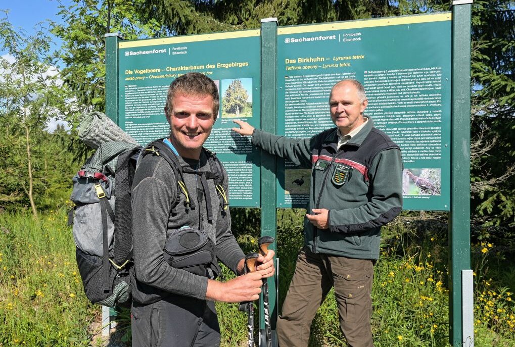"Waldbegeisterung": Hesse zieht 6000 Kilometer durch Deutschlands Wälder - Gerald Klamer ist mit Stephan Schusser (r.) ins Gespräch gekommen. 