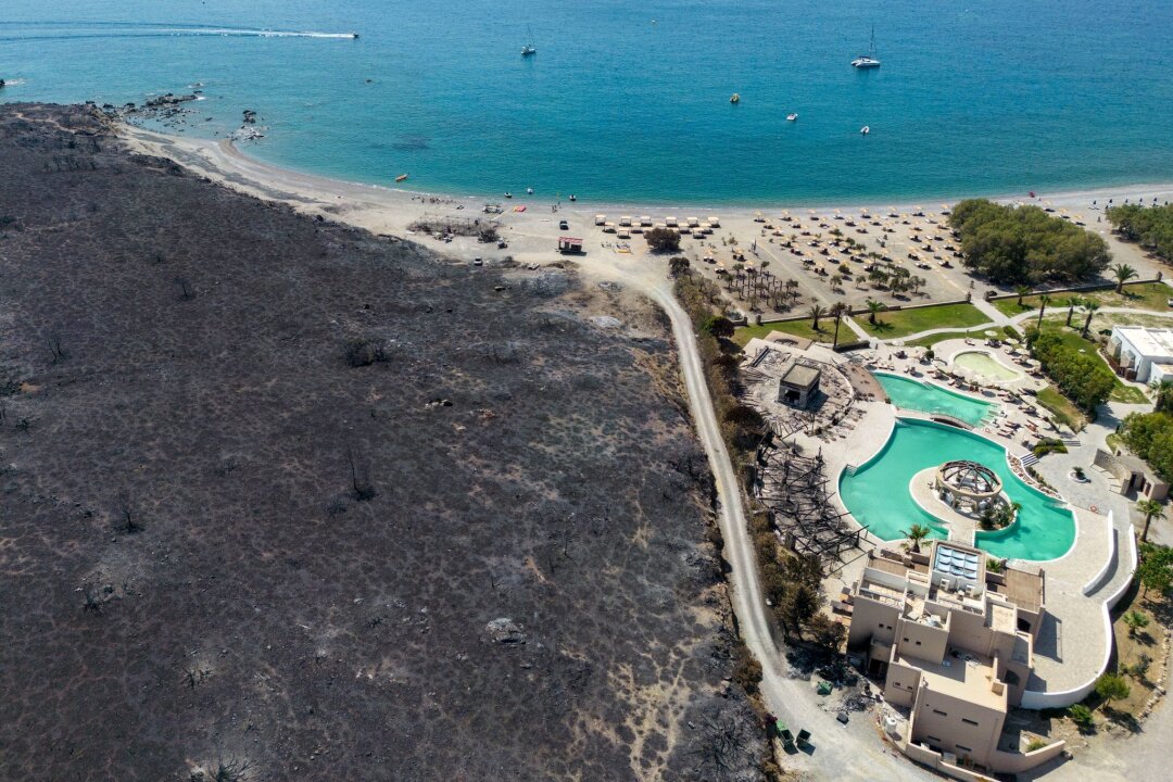 Waldbrände: Hotelgutscheine für betroffene Rhodos-Touristen - Gutscheine für einen einwöchigen Urlaub gehen nur an Touristen, die während der Waldbrände im Sommer 2023 aus Hotels evakuiert wurden.