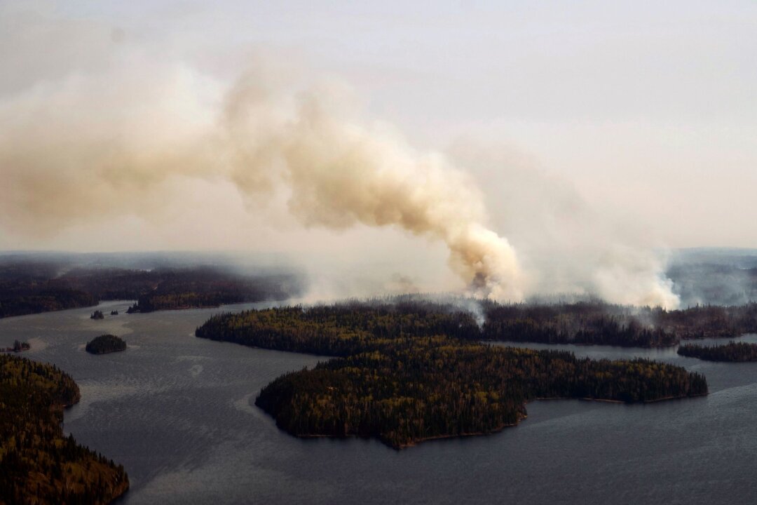 Waldbrände in Kanada führen zu Evakuierungen - Ein Waldbrand im Norden Manitobas in der Nähe von Flin Flon.