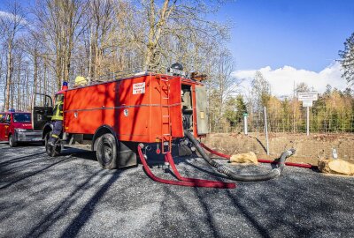 Waldbrand in der Sächsischen Schweiz: Fahrlässige Brandstiftung? - Es wurde eine lange Schlauchleitung aufgebaut. Foto: Marko Förster
