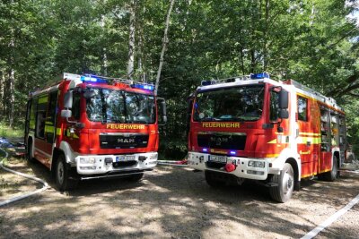 Waldbrand in Grimma ausgebrochen: Löscharbeiten dauern noch immer an - Die Löscharbeiten dauern noch immer an. Foto: Sören Müller