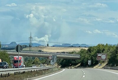 Waldbrand Sächsische Schweiz: Lage unter Kontrolle? Drohnenbilder klären auf - Der Rauch ist kilometerweit von der Autobahn am Dienstag sichtbar. Foto: Daniel Unger