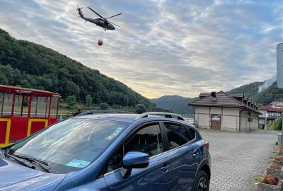 Waldbrand Sächsische Schweiz: Lage unter Kontrolle? Drohnenbilder klären auf - Löschhubschrauber waren am Dienstag ständig im Einsatz. Foto: Daniel Unger