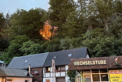 Waldbrand Sächsische Schweiz: Lage unter Kontrolle? Drohnenbilder klären auf - Der Waldbrand hinter einer Tankstelle in Hrensko (Dienstag). Foto: Daniel Unger