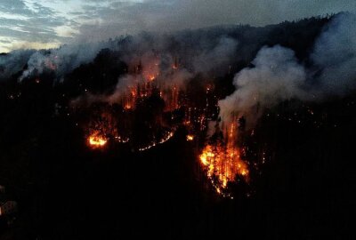Waldbrand Sächsische Schweiz: Lage unter Kontrolle? Drohnenbilder klären auf - Drohnenaufnahmen von Dienstag zeigen das verheerende Ausmaß. Foto: Daniel Unger