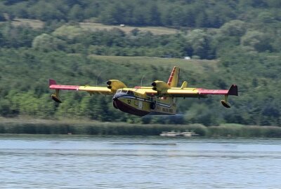 Waldbrandbekämpfung in Sachsen mit Löschflugzeugen - Zwei italienische Löschflugzeuge sind seit heute Morgen in dem Waldbrandgebiet der Sächsischen Schweiz im Einsatz. Foto: B&S