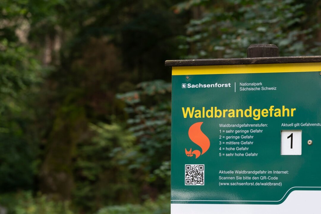 Waldbrandgefahr in Sachsen steigt - Ein Waldbrandgefahr-Warnschild im Nationalpark Sächsische Schweiz.