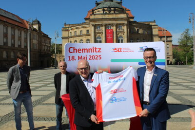 "Waldemar ist da": Marathon im Chemnitzer Kulturhauptstadtjahr -  OB Sven Schulze (l.) und Dr. Michael Kreuzkampf präsentieren das Laufshirt zum Marathon.