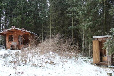 Insgesamt bilden Waldhütte und zugehörige Toilette ein Domizil mit Annehmlichkeiten.