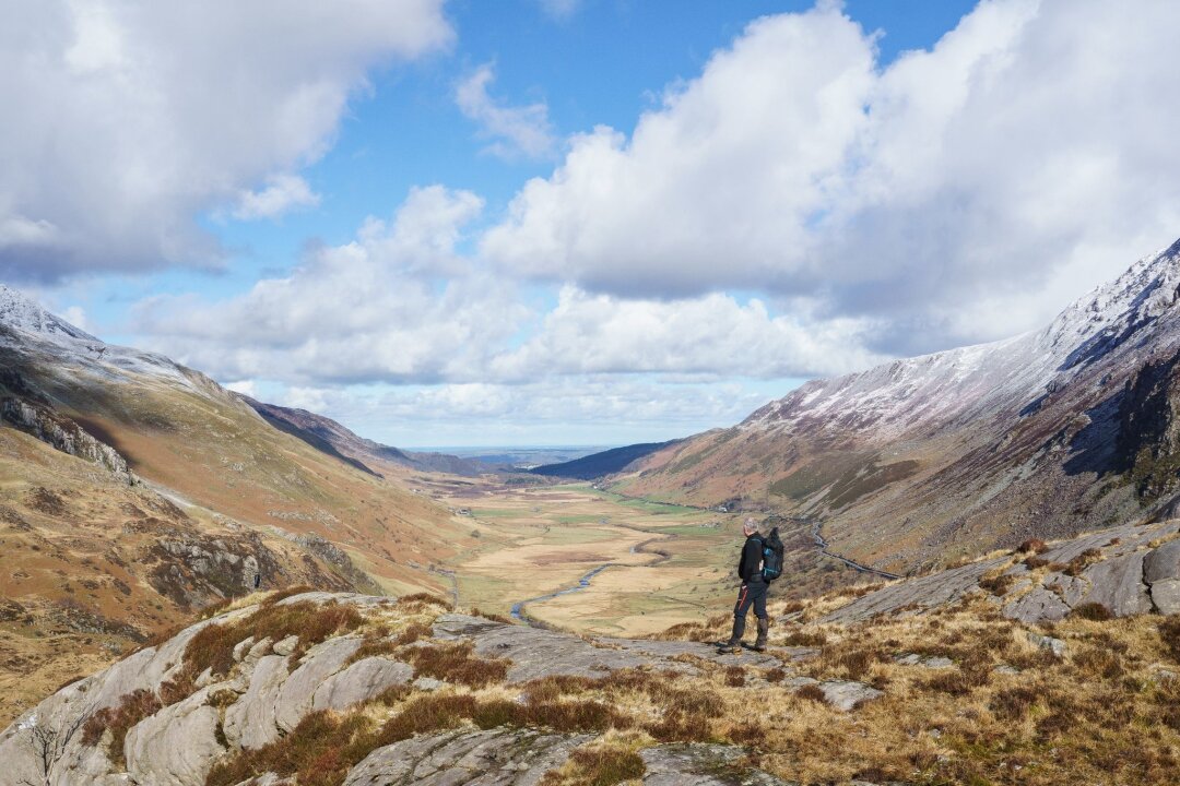 Wales: Winterwandern im Snowdonia-Nationalpark - Tim Jones schaut in Richtung Meer - bei gutem Wetter reicht die Aussicht bis zur Isle of Man.