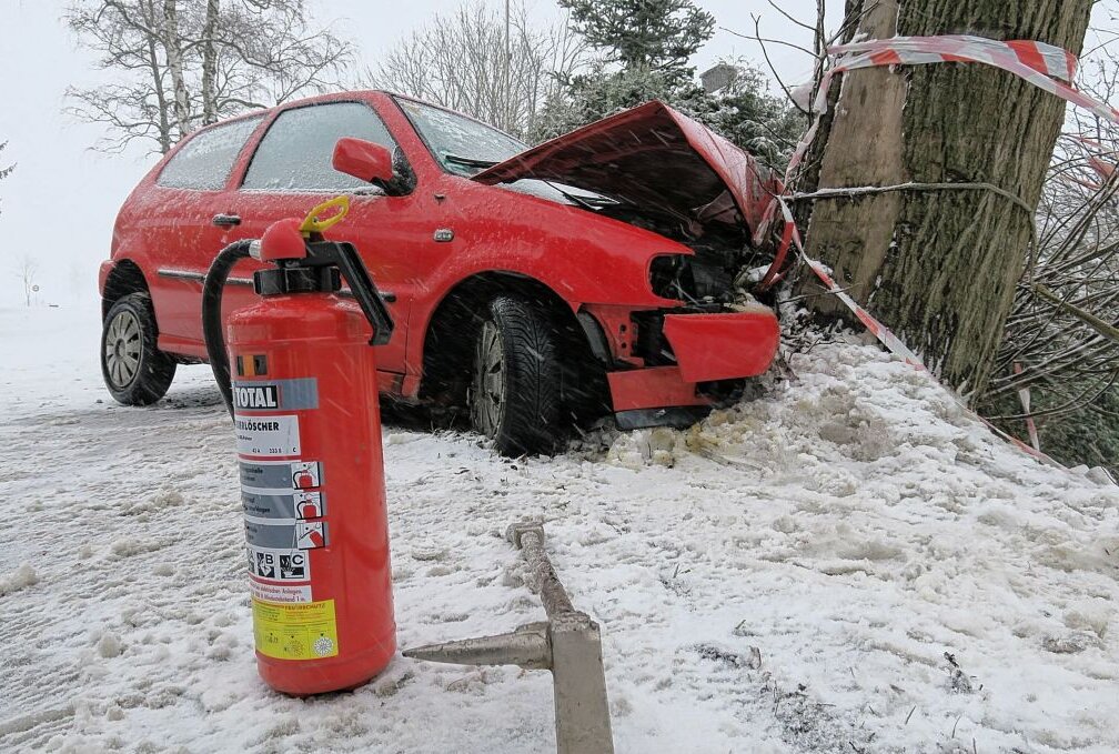 Kurz vor dem Ortseingang aus Richtung Schlettau kommend verlor die Fahrerin eines VW auf winterlicher Fahrbahn in einer leichten Rechtskurve die Kontrolle über das Fahrzeug. Foto: Niko Mutschmann