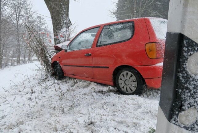 Kurz vor dem Ortseingang aus Richtung Schlettau kommend verlor die Fahrerin eines VW auf winterlicher Fahrbahn in einer leichten Rechtskurve die Kontrolle über das Fahrzeug. Foto: Niko Mutschmann