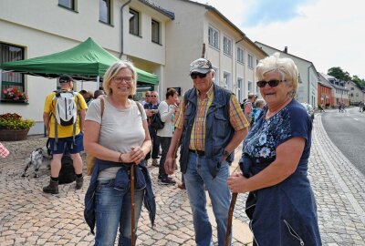 Wanderer waren in Carlsfeld auf Sommertour - Ute Polster aus Jahnsdorf, Roland Riedel und Carola Riedel aus Neukirchen (v.li.) haben die Wanderschuhe geschnürt.Foto: Ralf Wendland