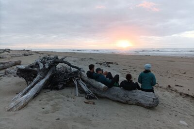 Wandern mit schrägen Vögeln: Neuseelands Heaphy Track - Sonnenuntergang ohne Sandflies: Am Strand unweit der Heaphy Hut.