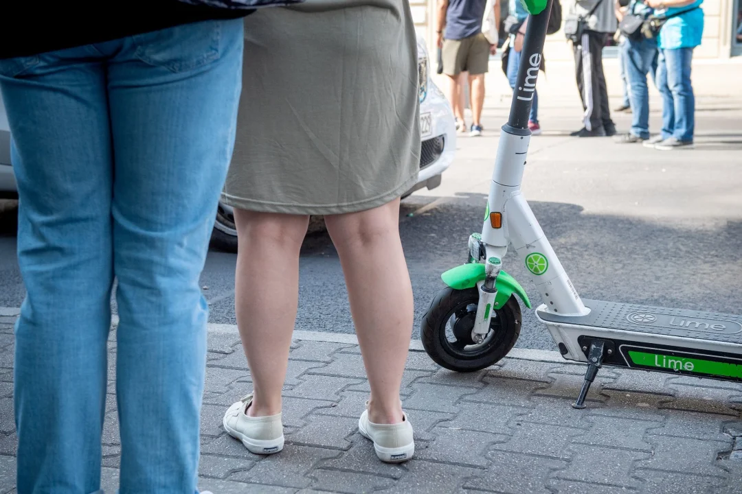 Wann E-Scooter-Vermieter fürs Falschparken haften - Falsch abgestellte E-Scooter sind eine Stolperfalle für Fußgänger.
