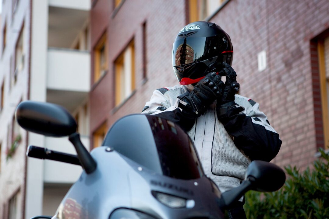 Wann ein neuer Motorradhelm fällig wird - Gründlicher Start in die Motorradsaison: Ein Check des Equipments sollte auch einen genauen Blick auf den Helm und sein Alter beinhalten.