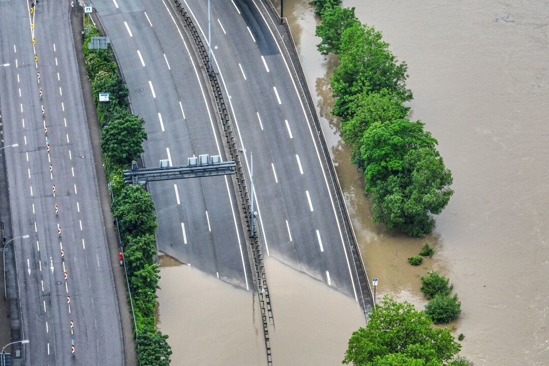 Wann spricht man von Dauerregen? - Die Autobahnauffahrt zur A620 in Saarbrücken ist überschwemmt. Heftiger Dauerregen hat im Saarland vielfache Überflutungen und Erdrutsche verursacht.