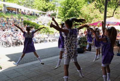 Warmbader Kurpark wird zur großen Comeback-Bühne - Mit vielerlei Kostümen und interessanten Choreografien beeindruckten die jungen Tänzerinnen das Publikum. Foto: Andreas Bauer