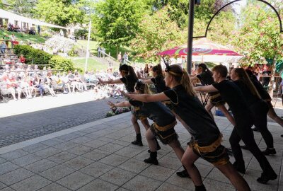 Warmbader Kurpark wird zur großen Comeback-Bühne - Insgesamt waren 44 Tänzerinnen und Tänzer im Alter von 4 bis 32 Jahren im Einsatz. Foto: Andreas Bauer