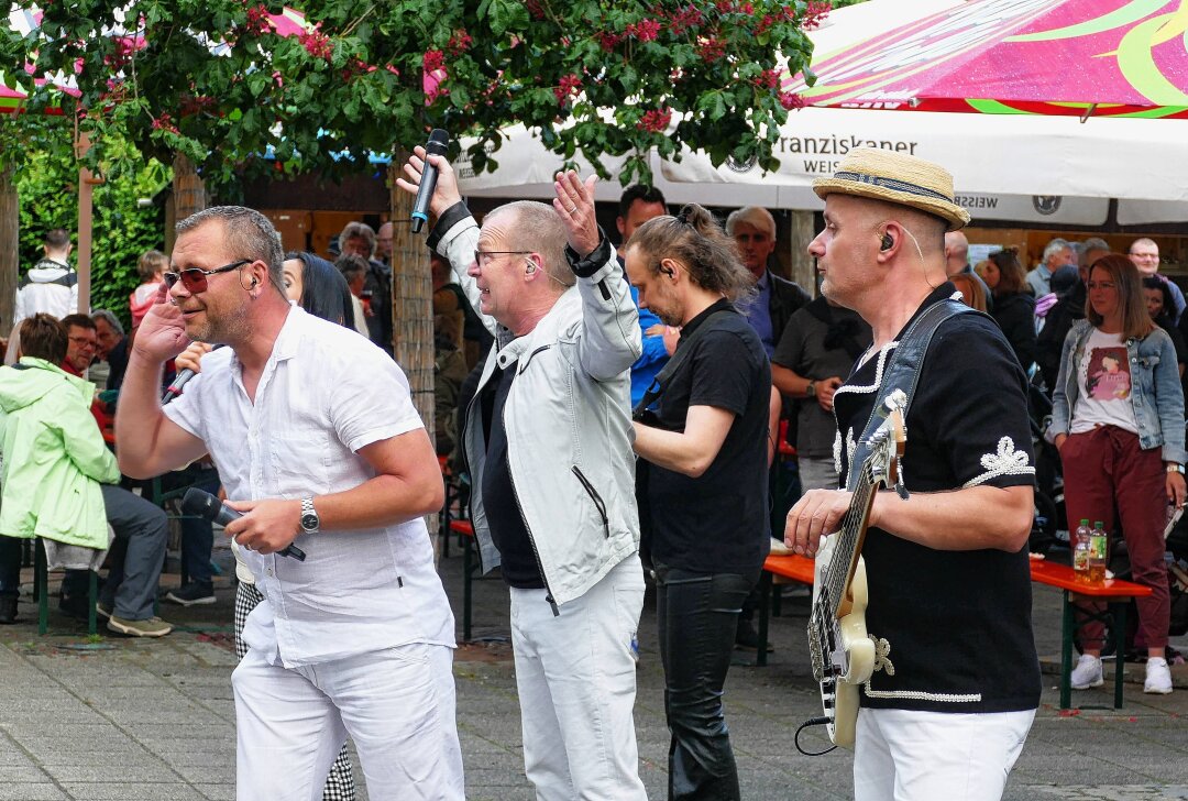 Warmbader Kurparkfest sorgt trotz Regen für gute Stimmung - Die Musiker der Band "Nightfever" waren nicht nur auf, sondern auch vor der Bühne unterwegs. Foto: Andreas Bauer