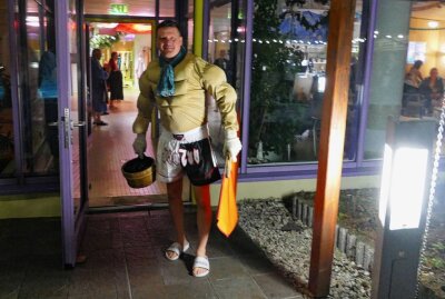 Warmbader Saunafest findet großen Anklang - Verkleidet in Kostümen hatten die Mitarbeiter jeden Aufguss einem Motto gewidmet - in diesem Fall: Eiswind. Foto: Andreas Bauer