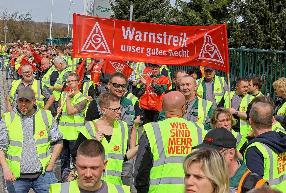 Die IG Metall (IGM) Zwickau rief die Beschäftigten des Kontraktlogistikers "Schnellecke"am Mittwochnachmittag in Glauchau zu einem ersten Warnstreik in diesem Tarifkonflikt auf. Foto: Andreas Kretschel