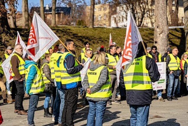 Warnstreik Unilever-Werk Auerbach: "Wir lassen uns nicht erpressen" - Warnstreik Unilever-Werk Auerbach. Foto: David Rötzschke