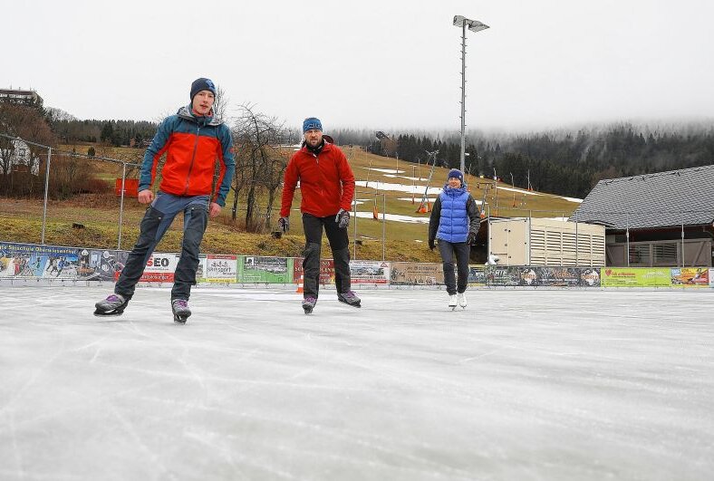 Warten auf den Winter in den Skigebieten der Region - Martin Franke (li), Andreas und Daniela Raupach (v.l. alle Oberwiesenthal) beim Eislaufen. Foto: Thomas Fritzsch/PhotoErz