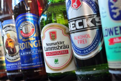 Warum alkoholfreies Bier immer beliebter wird - "Alkoholfrei" - damit wird heute deutlich sichtbar auf der Flasche geworben.